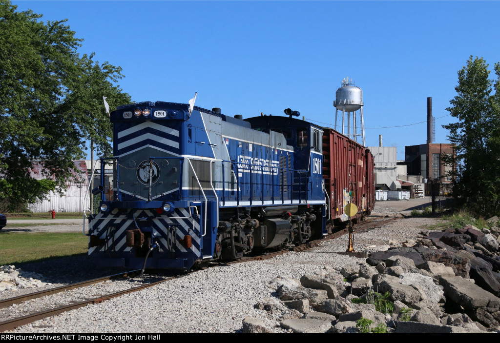 Passing the switch, 1501 shoves boxcars up to the loading bay